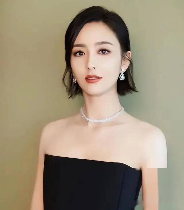 佟丽娅的才华与美貌兼具,这写真太惊艳了,谁敢与之争锋?