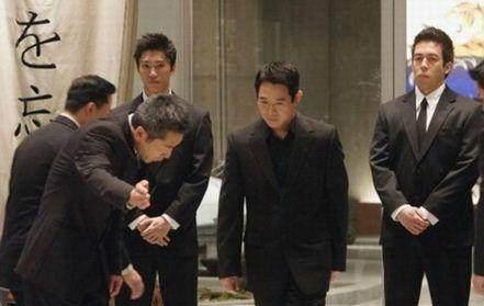 一黑帮大佬曾暴戾好斗,重刑之下幡然改悔,决裂夫妻狱中破镜重圆