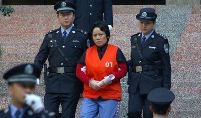 重庆黑帮女老大,曾一度养了16个美男子,最小的比她小20多岁_谢才萍