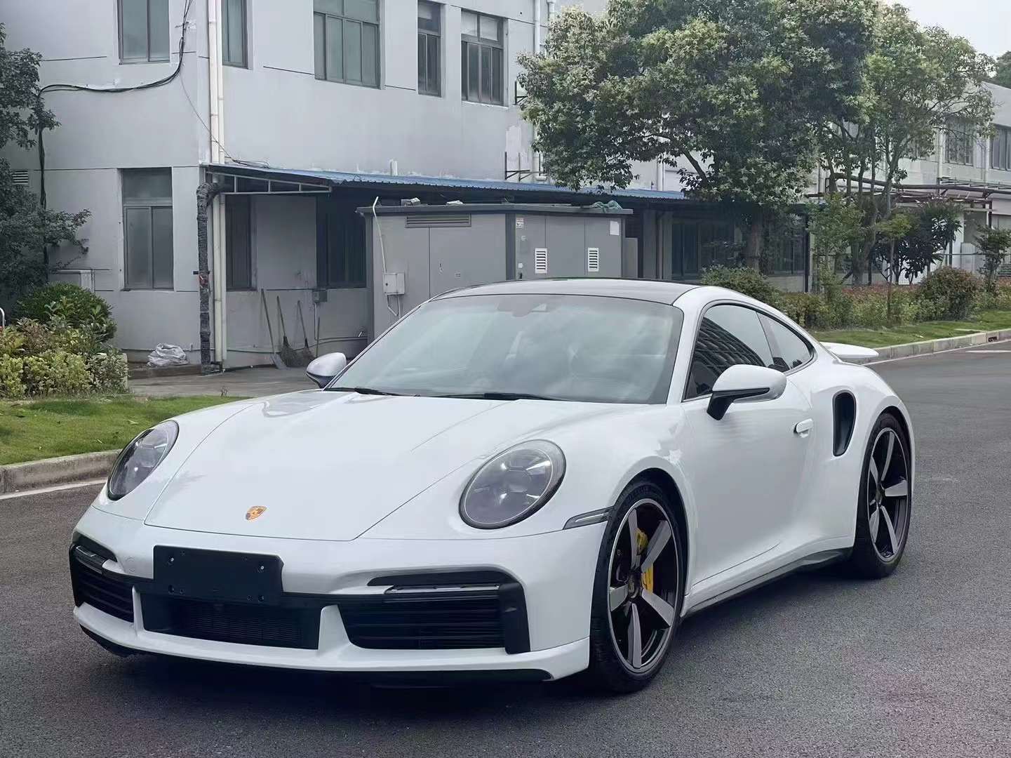 保时捷911 turbo s,24年准新,经典白黑配色