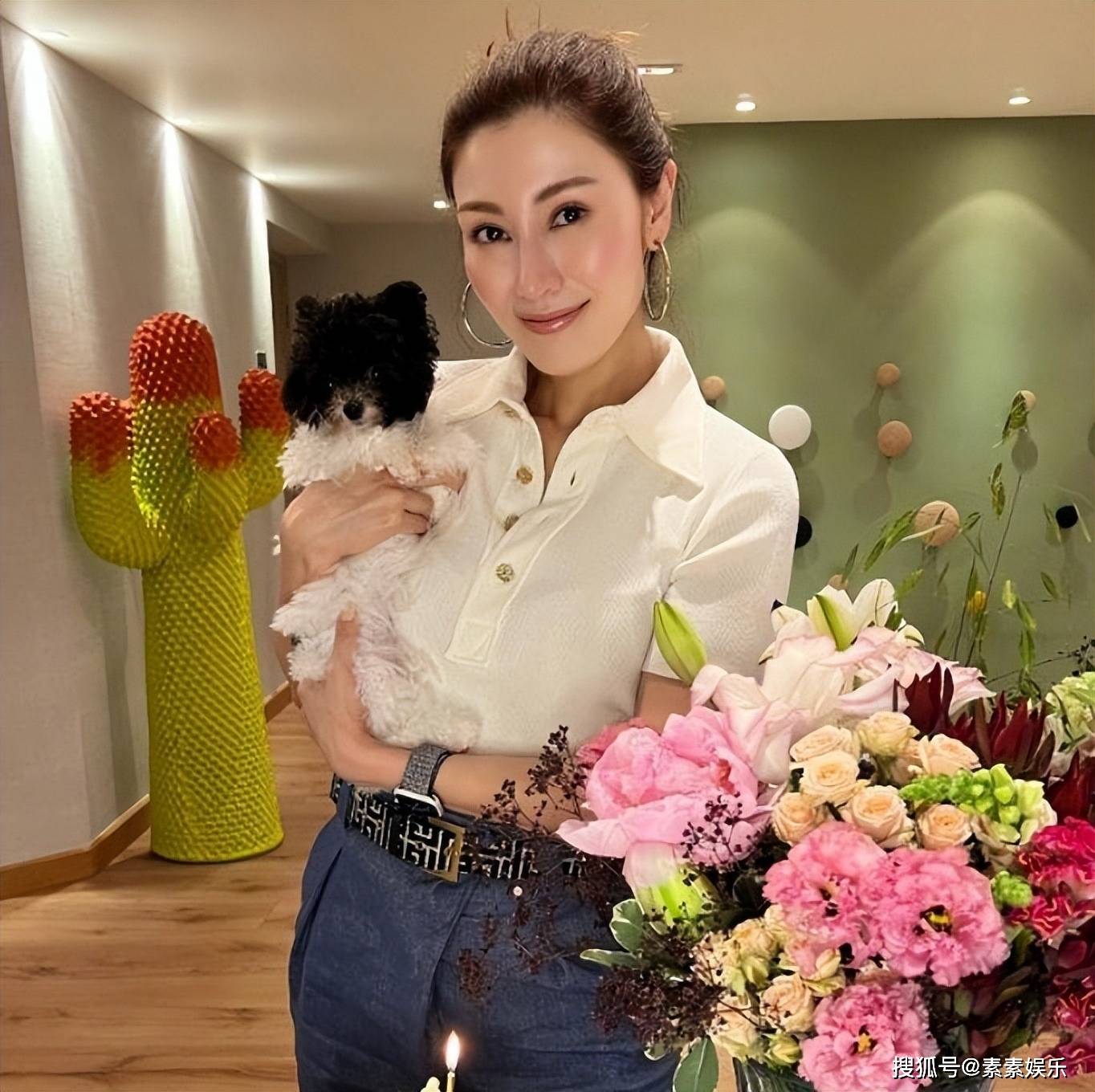 李嘉欣迎接54岁生日,晒定制礼物和狗狗,她的生活状态很好