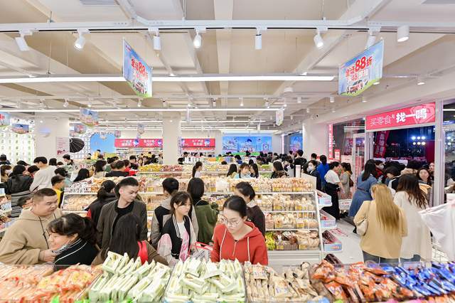 零食很忙创始人兼ceo晏周认为,很多龙头品牌品质不错,定位中高端,但