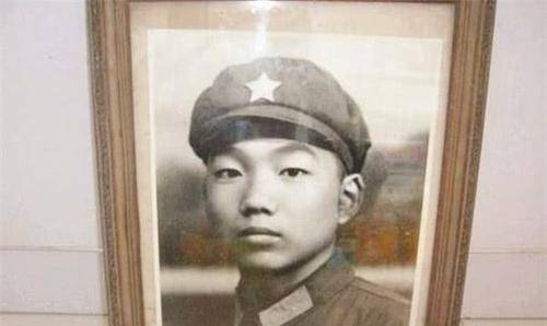 这些英雄伟人们的精神和行为都深深感染着他,雷锋和张思德更是被他视