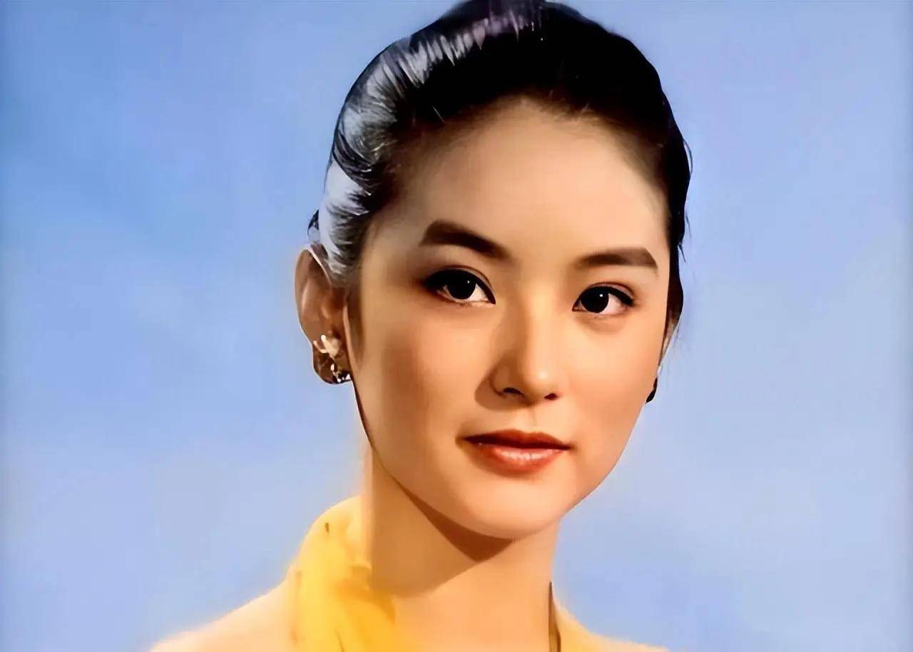 林青霞的迷人身材和女神气质,让无数人为之一振,再看如今依然光彩