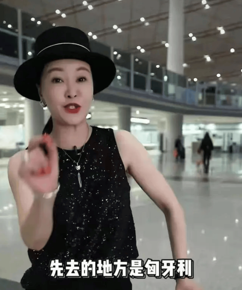 王小骞离开央视后变化真大!一身名牌现身工厂