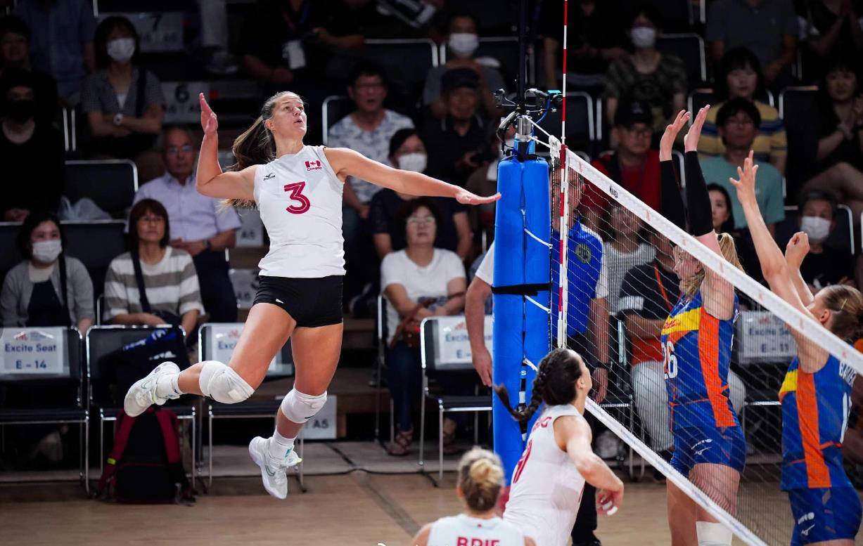 而荷兰女排除了中期普拉克略显乏力,其他几个点轮番轰炸,尤其是主攻线