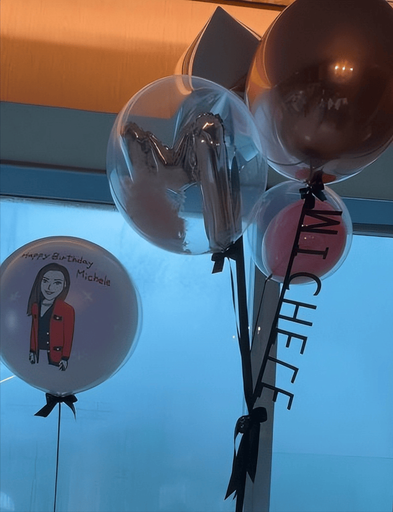 除了仪式感之外,还有礼物和鲜花.