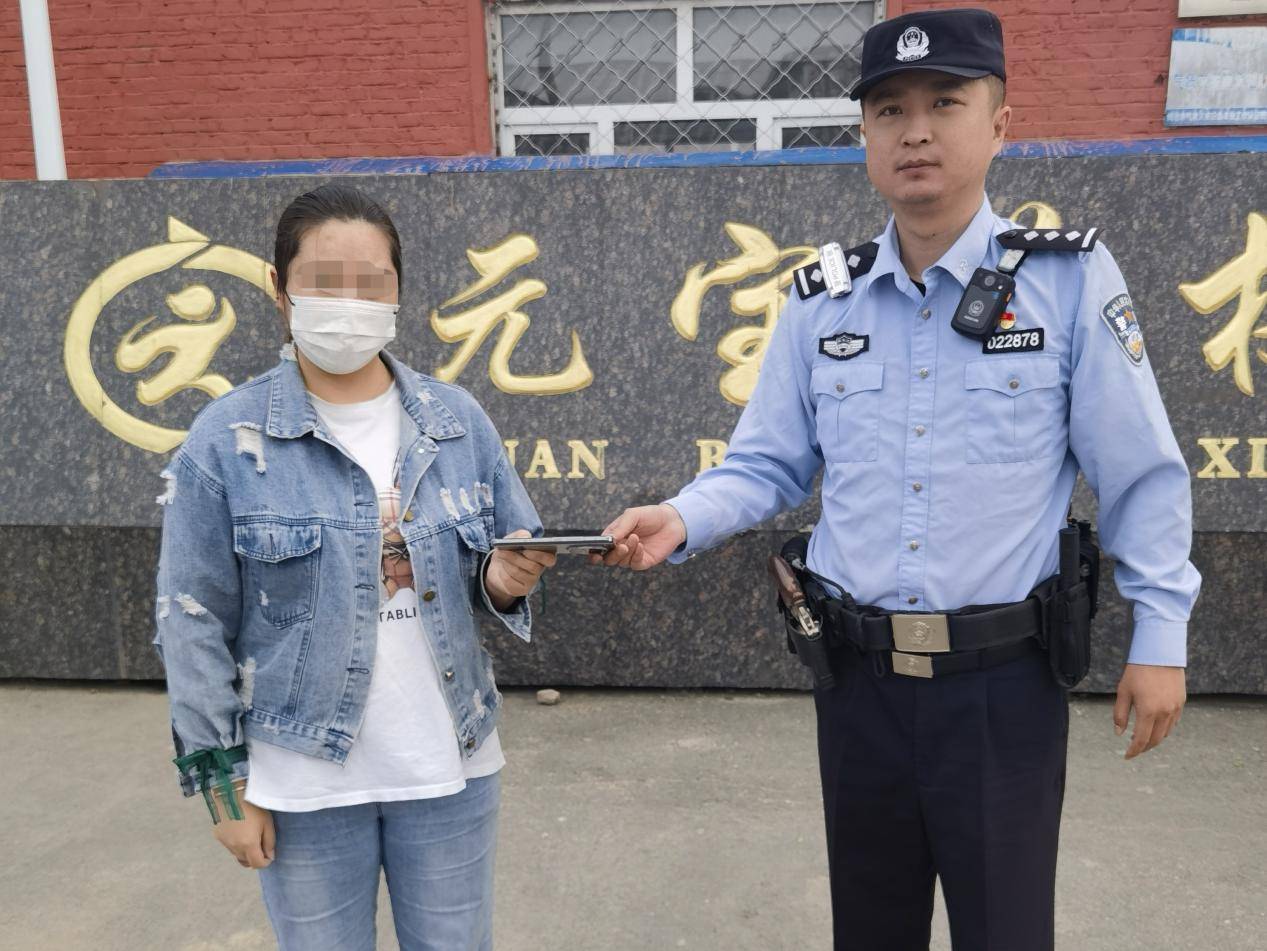 6月8日,哈尔滨尚志市公安局红星派出所民警在巡逻途中遇到一名群众