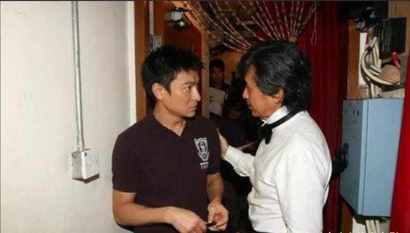 如果成龙,周杰伦,刘德华三人同台,谁最适合站中间?