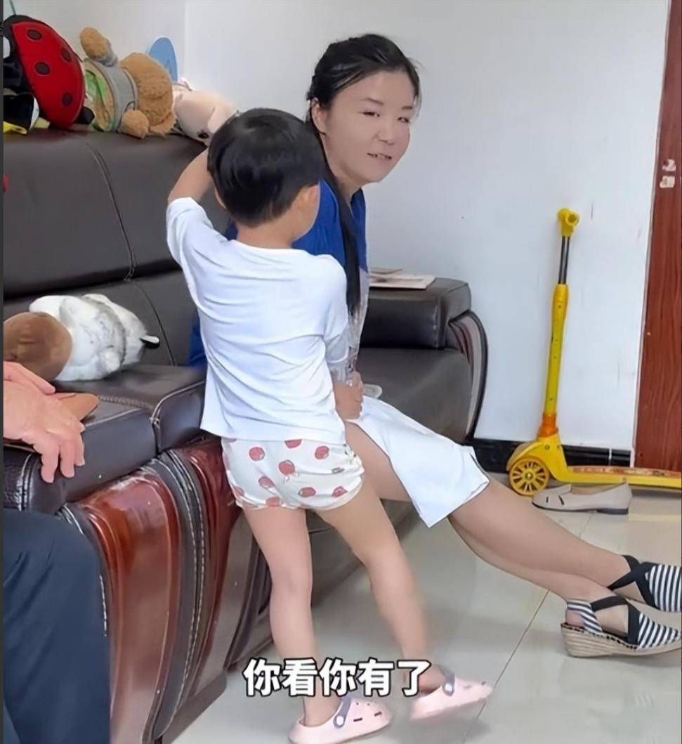 天赐亲姐姐罕见露面,与妹妹明显生疏,田新菊满脸高兴煎饺子接待