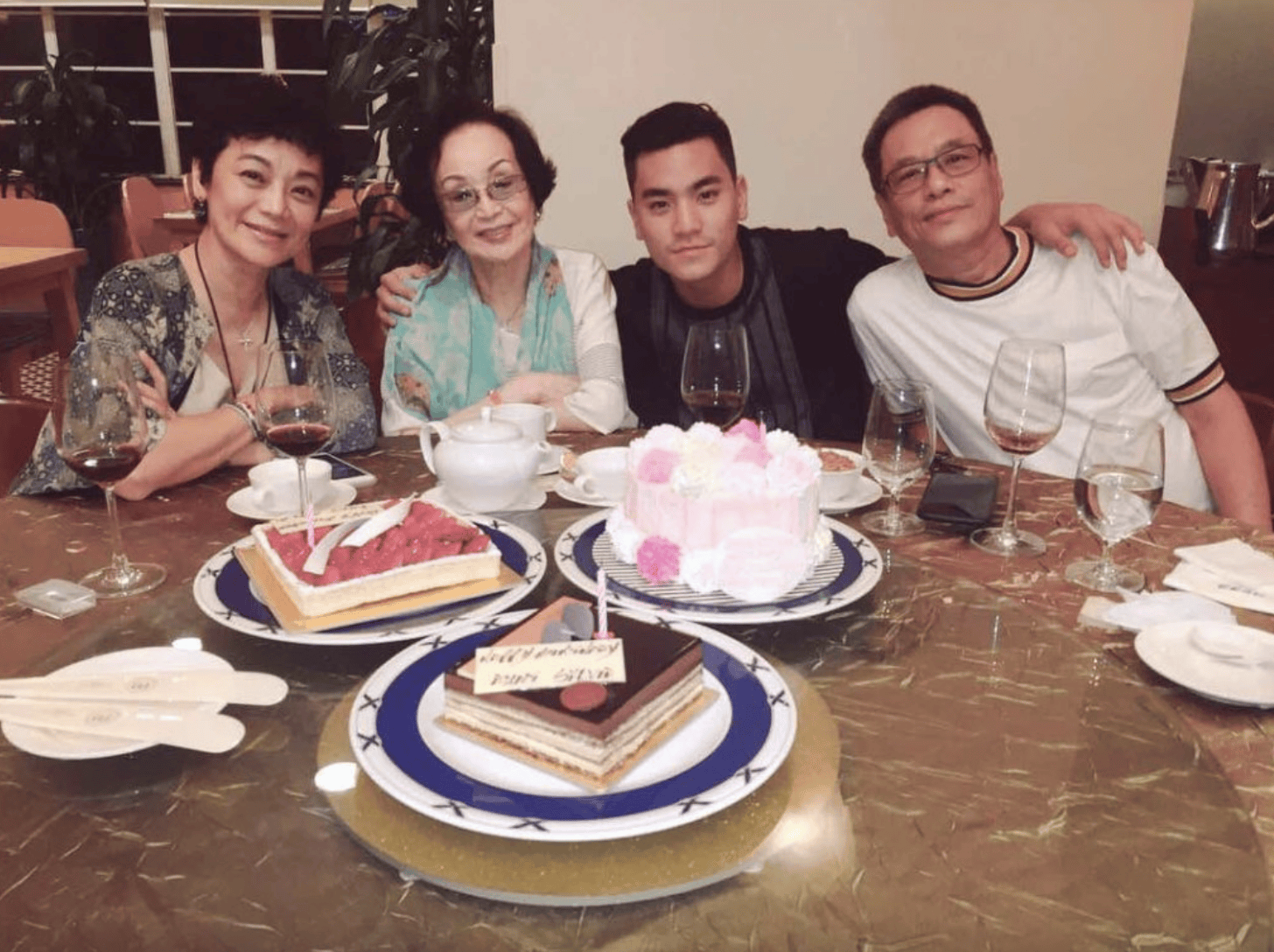 张艾嘉在王靖雄之前,也就是在她25岁的时候,曾经义无反顾地嫁给了大