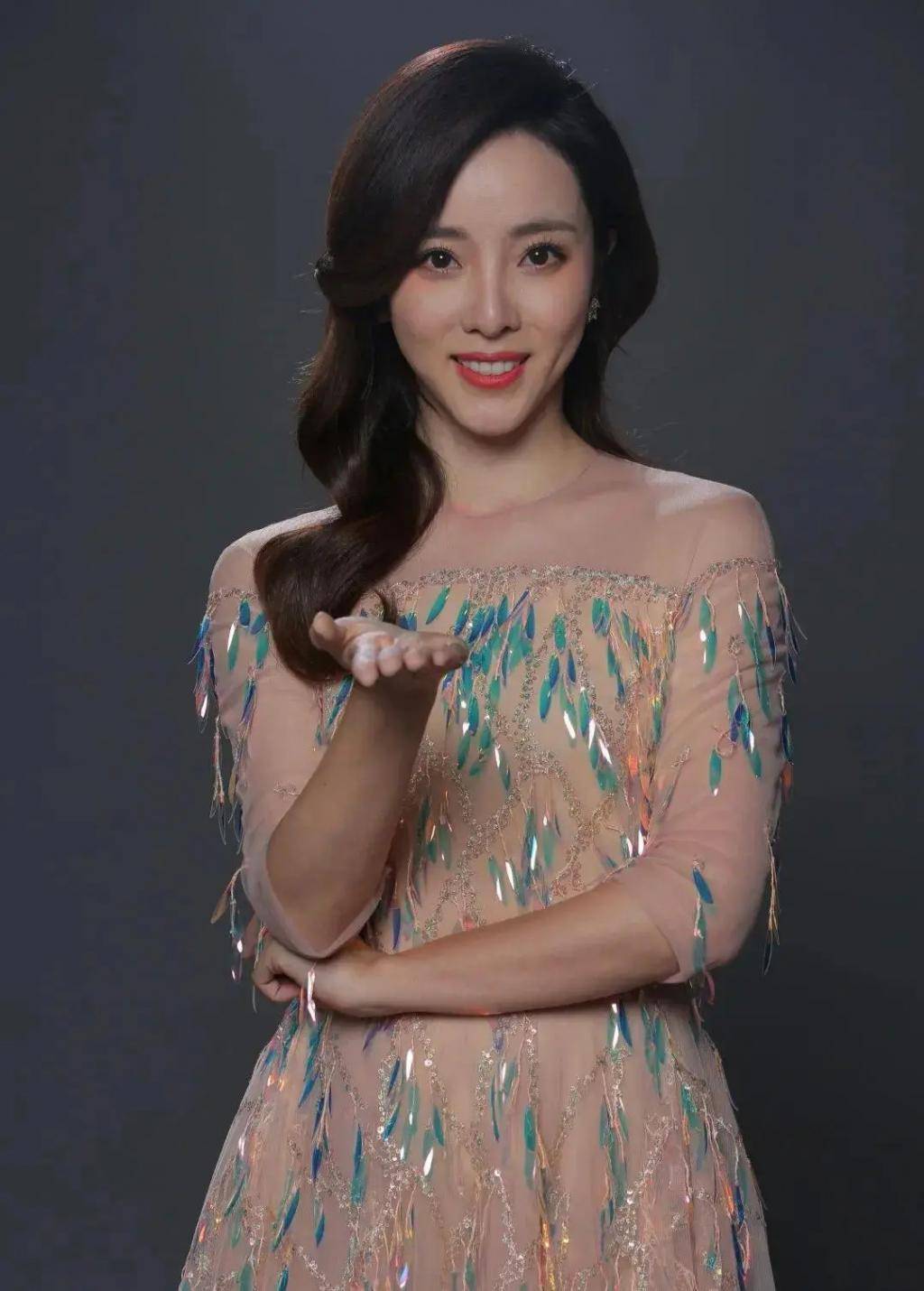 主持人李思思无美颜直播,37岁很多白发,网友直呼认不出