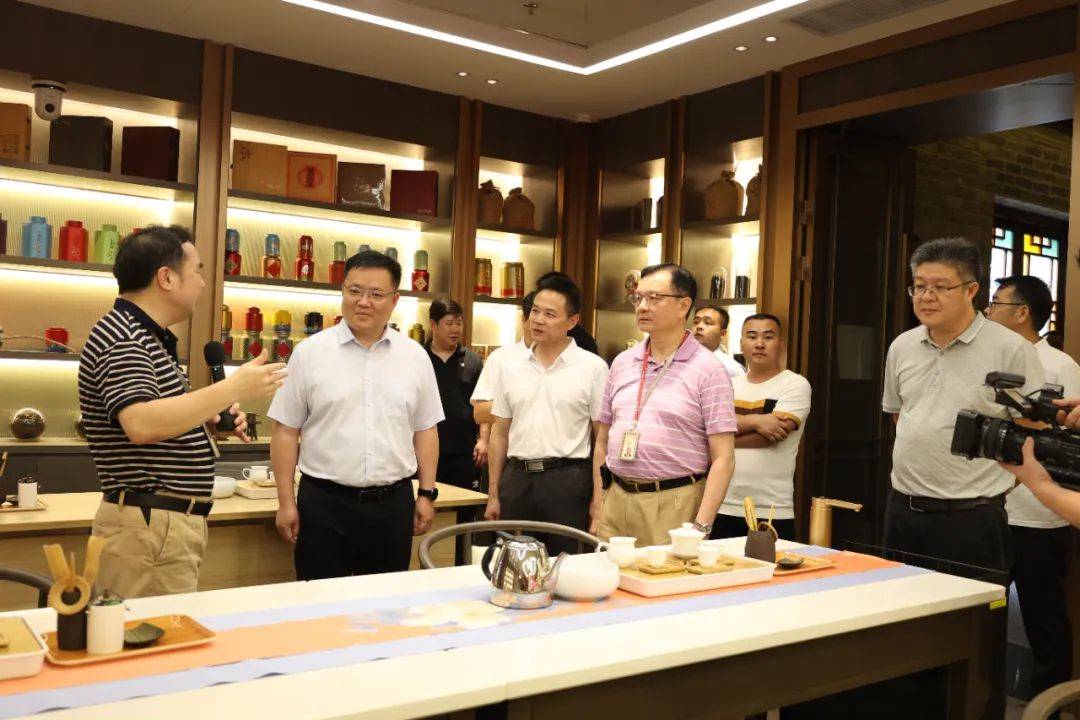 当天下午,考察团首先到了稻香中菜厨艺职业学院,实地参观了葡萄酒品鉴