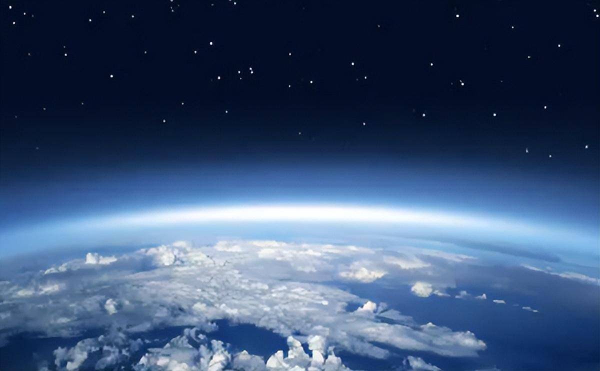 地球每年被太空"吸走"10万吨大气,大气层为什么至今不见变薄?