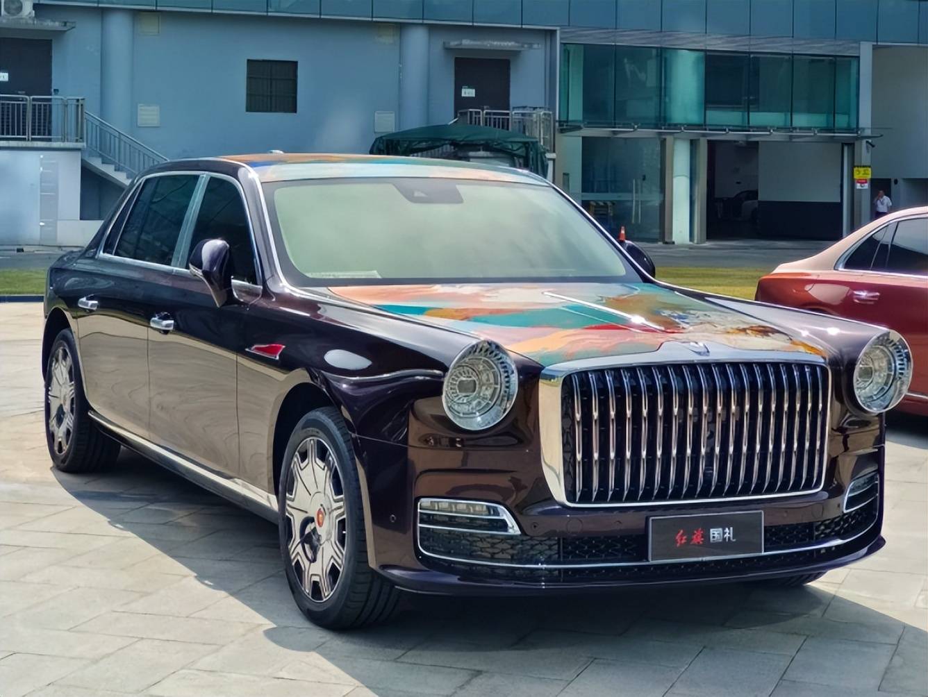 排面拉满的国产豪车,售价718万,自研4.0t v8发动机,红旗国礼