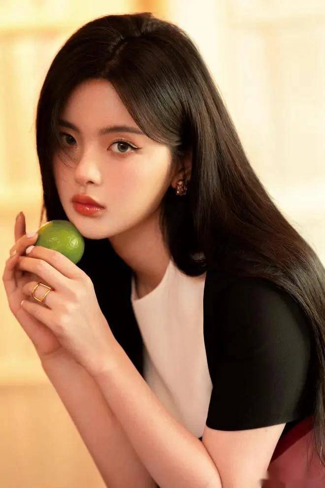 25岁杨超越写真曝光,这谁顶得住她的魅力与才华!