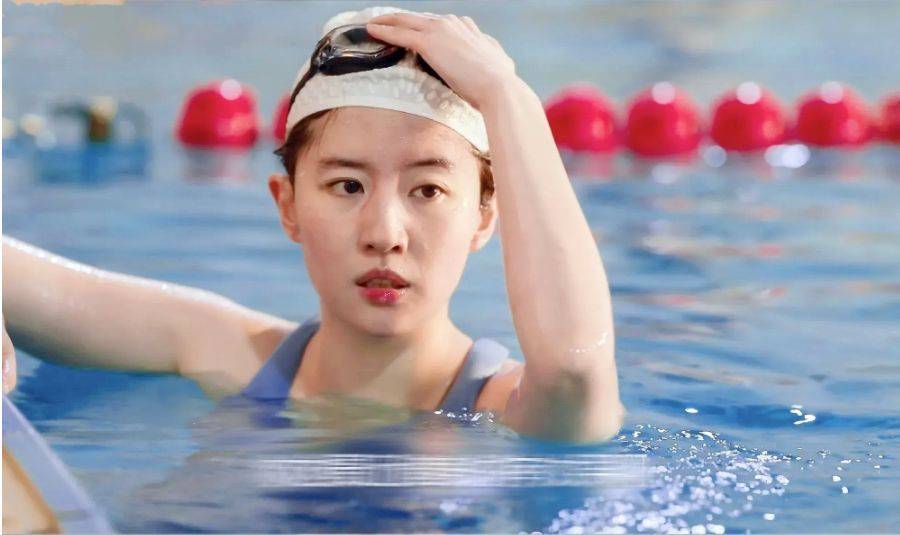 刘亦菲稀有泳装照,身材很普通没什么亮点,腰沟肌肉线条恰到好处_游泳