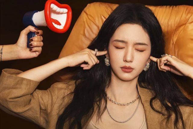 周也央视冷漠甩脸，耍大牌风波再起？网友：高岭之花也要接地气！-650采访周也