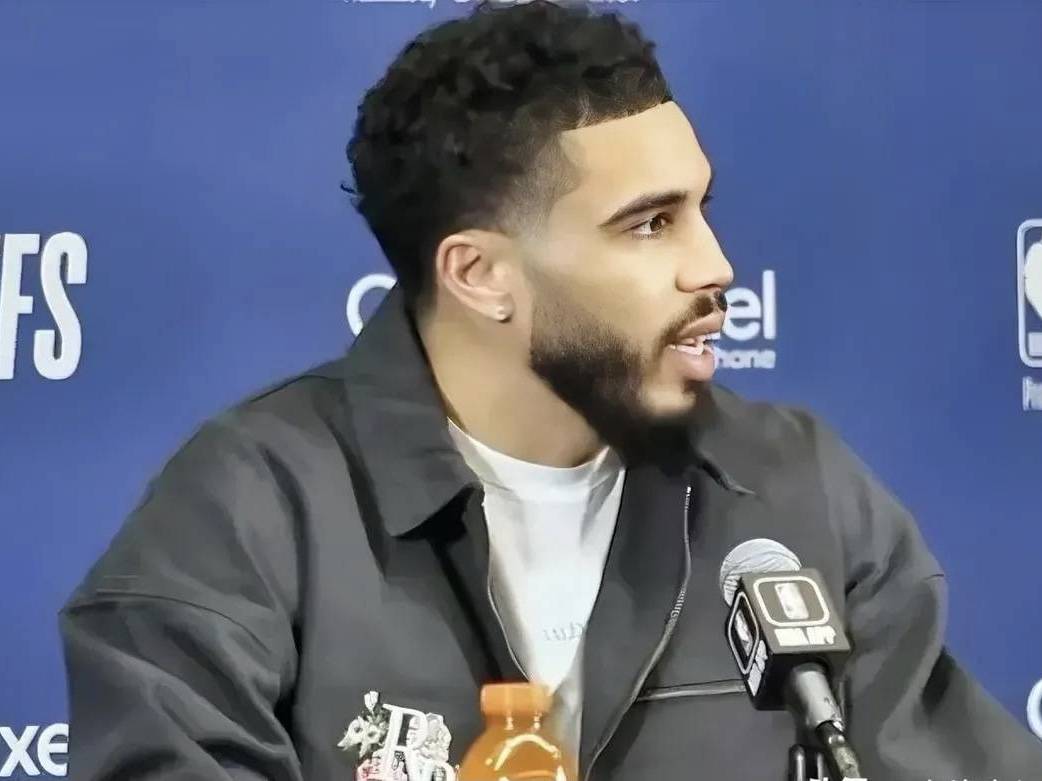 NBA球星塔图姆强势崛起带领凯尔特人征战季后赛展现领袖风采