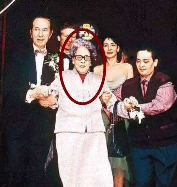 何超英:离婚后疯癫,带女儿流浪14年,67岁孤单离世_黎婉华_何鸿燊_生活