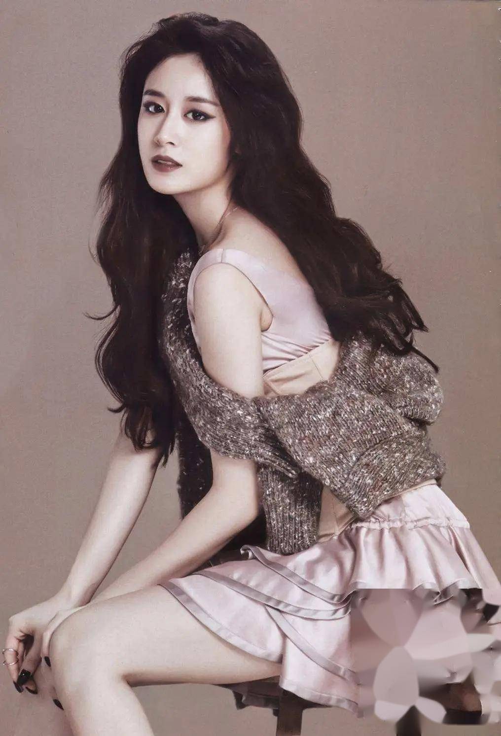 近日,韩国女星朴智妍的一组写真照在网上引起了广泛关注