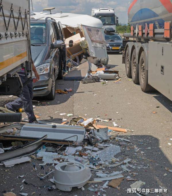 黑龙江大庆突发交通事故,轿车与重型罐装货车相撞,5人