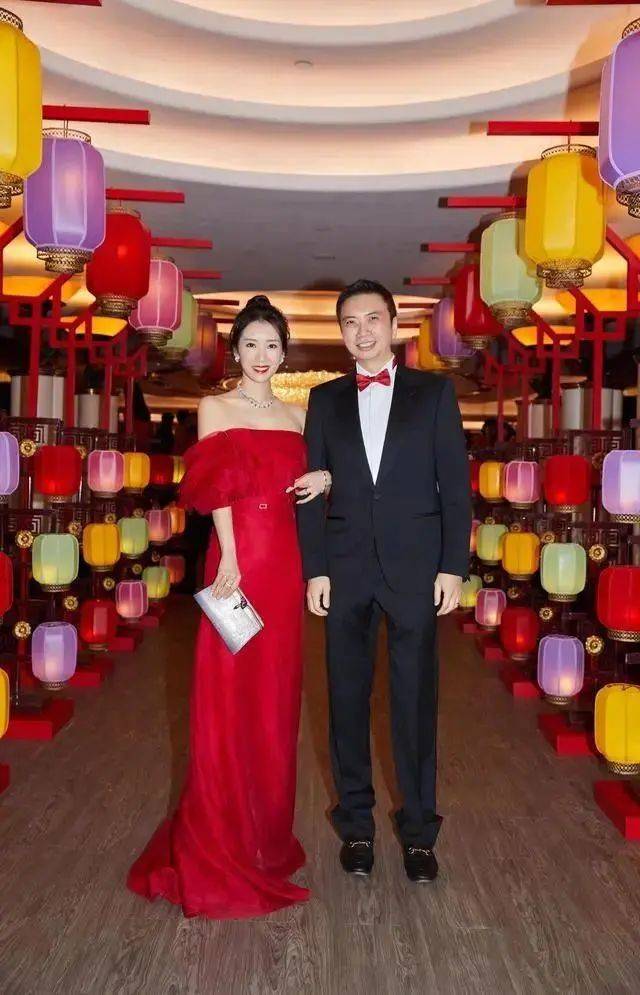 李念与大14岁富豪老公罕见合体!她穿露肩红裙明媚动人