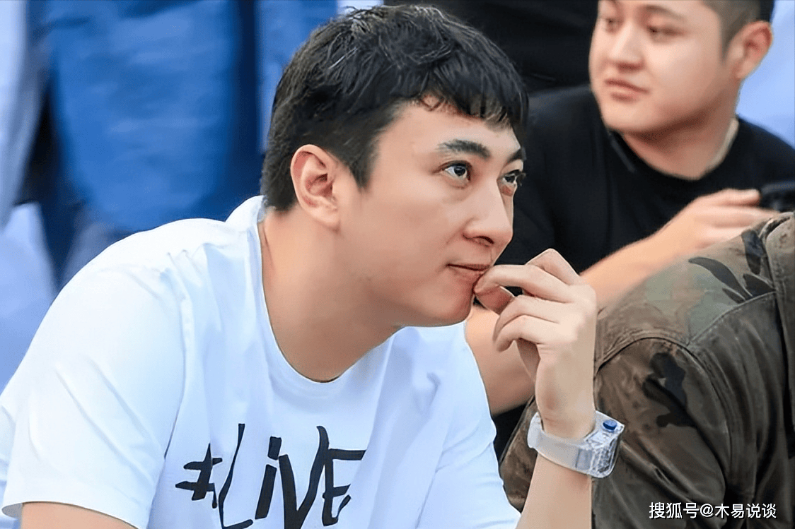 私生子事件过后,王思聪与00后新女友高调秀恩爱,躺腿摸脸好悠闲