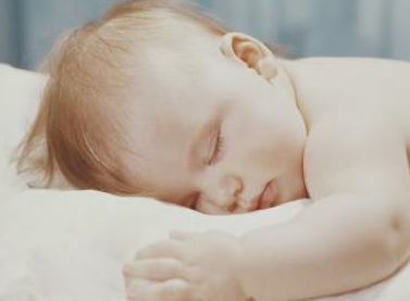 趴着睡的宝宝智力发育更快，这些睡姿会影响发育_小家伙_情境_孩子。