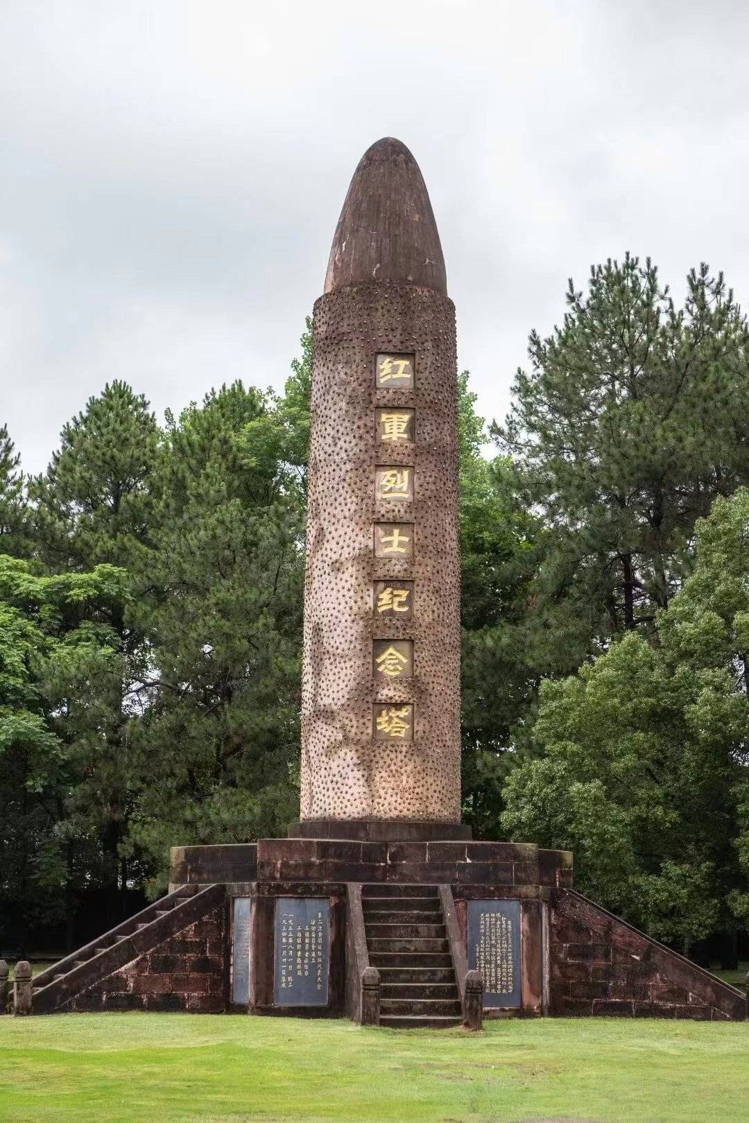 旅游景区位于瑞金市叶坪乡叶坪村,距瑞金市中心区6公里,在瑞金城市