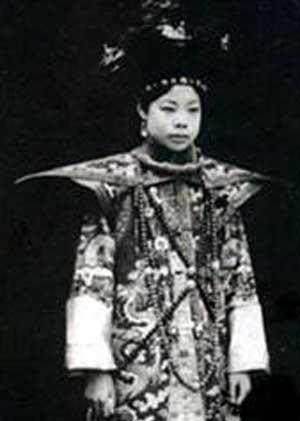 末代皇妃文秀长得有点像凤姐,才华却是皇后婉容的十倍