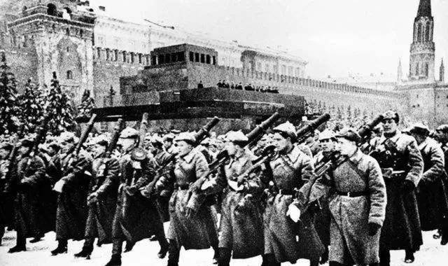 历史上最特殊的一次阅兵式,士兵荷枪实弹直接奔赴前线_德国_苏联_仪式