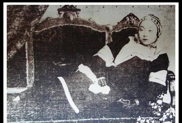 孑然一身又身无所长的赛金花,最终还是回到了她所熟悉的妓院生涯.