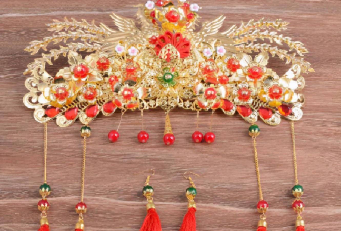 农村大妈头戴"慈禧太后"凤冠去鉴宝,刚登台,专家:赶快摘了它