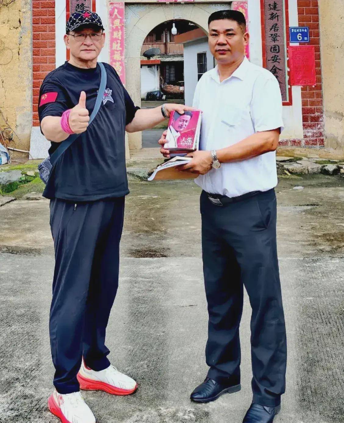 新星庄宇珊父亲照片曝光!浓眉大眼,身高1米85约200斤,现当村官