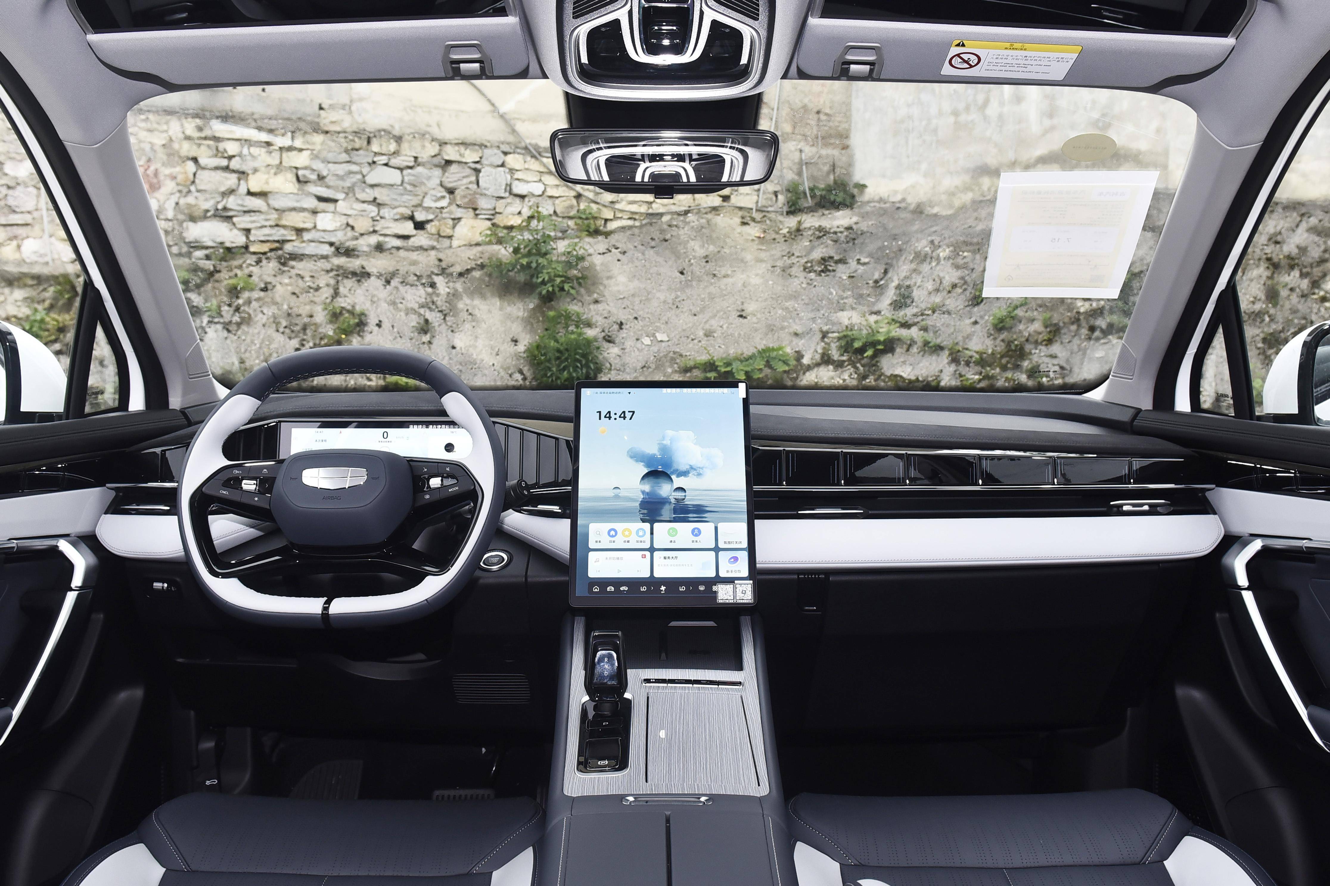 处理,并使用鳞片镀铬装饰,配合两侧獠牙样式的大灯和发光logo的组合