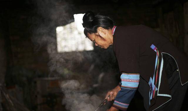 一元人民币上的贵州女孩,曾是村里一枝花,如今60多岁过的怎样?