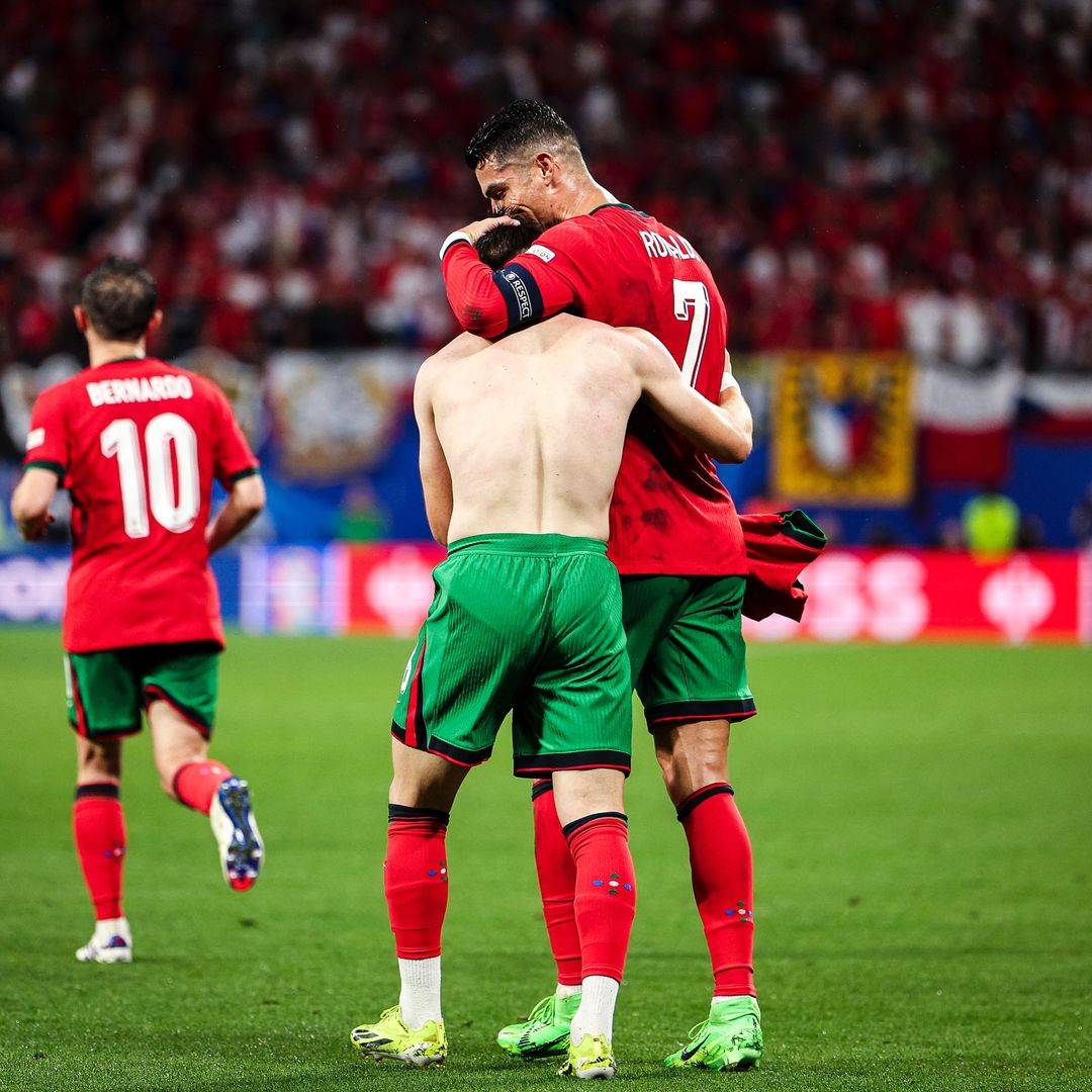 欧洲杯小组赛第一轮,39岁的c罗首发踢满全场,葡萄牙险胜.