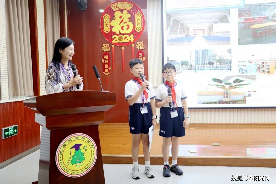 姊妹校黄凤霞校长对我校的热情招待和精心策划表示感谢,并携两名学生