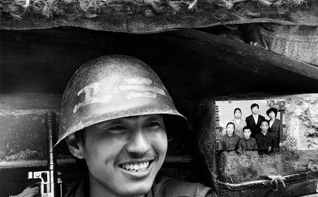 六张老山前线照片,一张战友情一张全家福一块墓碑,让你感动痛哭