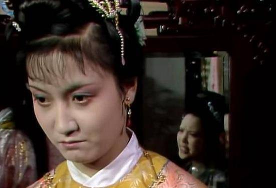 再加上她为人软弱,连奶妈都欺负她,她父亲贾赦把她嫁给了孙绍祖,这门