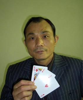 饶建云出生于江西,14岁的时候就开始接触赌博,开始研究千术.