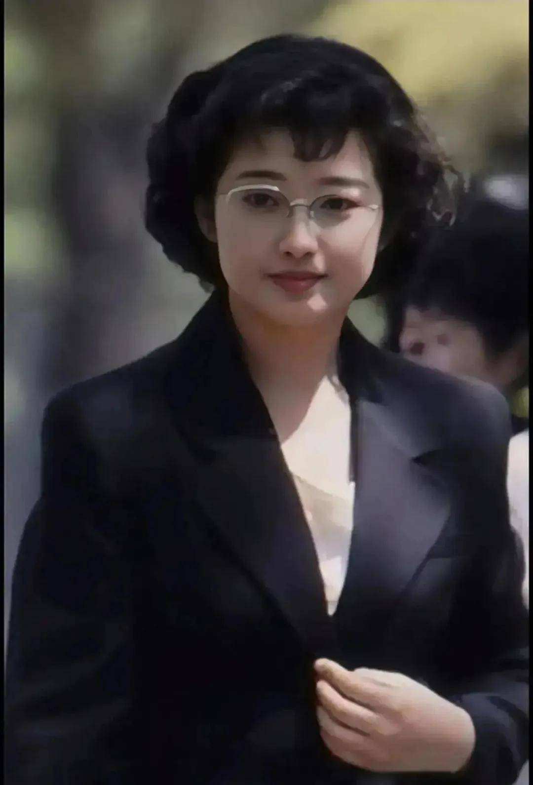 山口百惠算不上标准美女,年轻时也漂亮动人,如今难掩老态但铅华洗尽仍