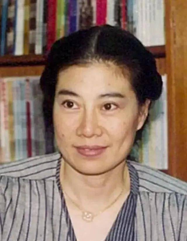亦舒跟第一任丈夫生的儿子蔡边村,听闻母亲这么疼爱女儿,便心生艳 ..