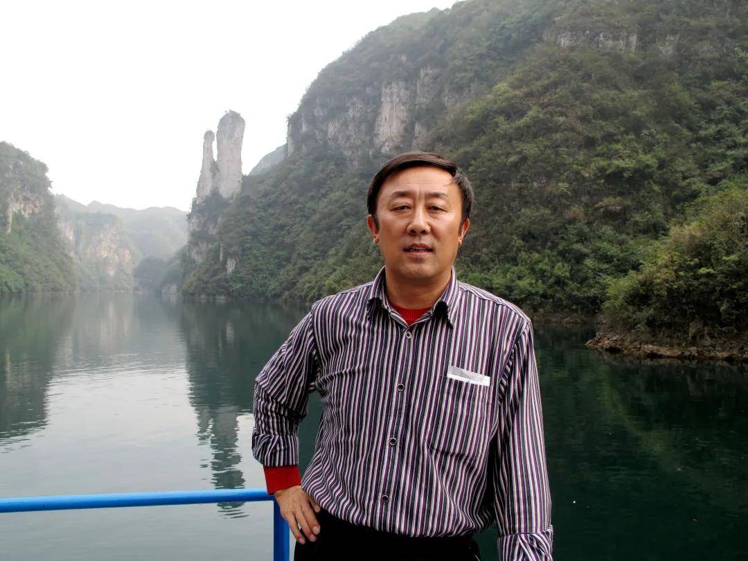 李绮(新韵)淑丽葱灵两馥芬,投亲寓寄稻香村.