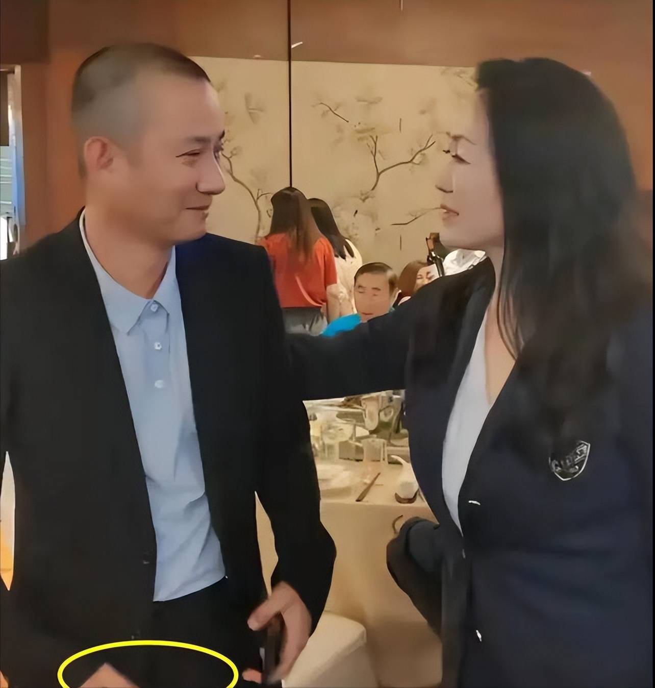 网友打球时偶遇文章,身上大幅纹身曝光,疑似已经彻底放弃复出