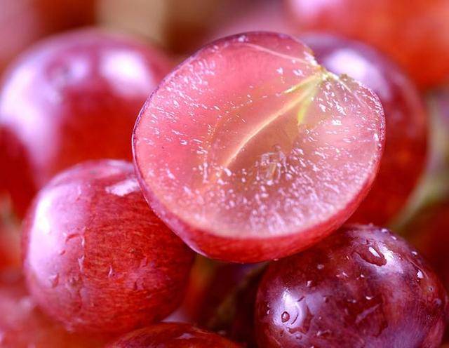 喜欢吃葡萄的人,给你提个醒:这三种葡萄别买,为了健康