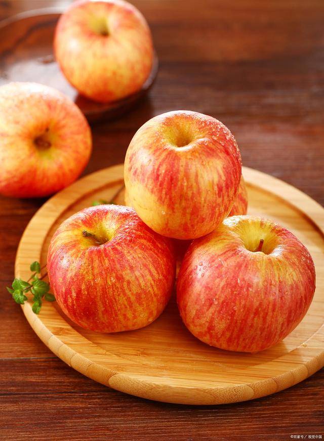 吃苹果早晨营养价值高,晚上纯属浪费?到底啥时候吃水果好