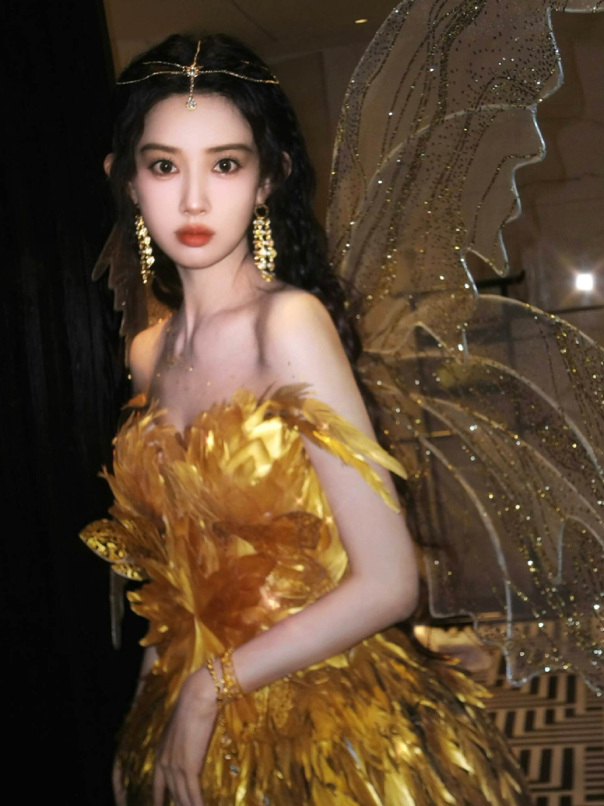 孟子义cos艾琳绝美,身穿金色礼服,背戴透明翅膀,宛如一个女王