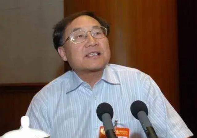 他曾任四川副省长,工作出色,后担任重庆副市长,深深扎根基层